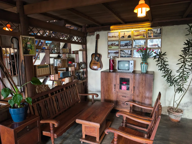 Linh Coffee Shop: Where time stopped in Saigon 1975 11