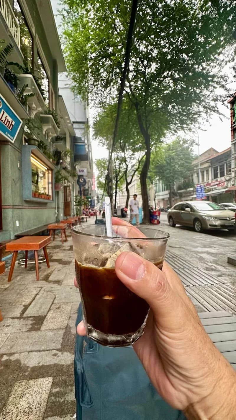 Linh Coffee Shop: Where time stopped in Saigon 1975 12