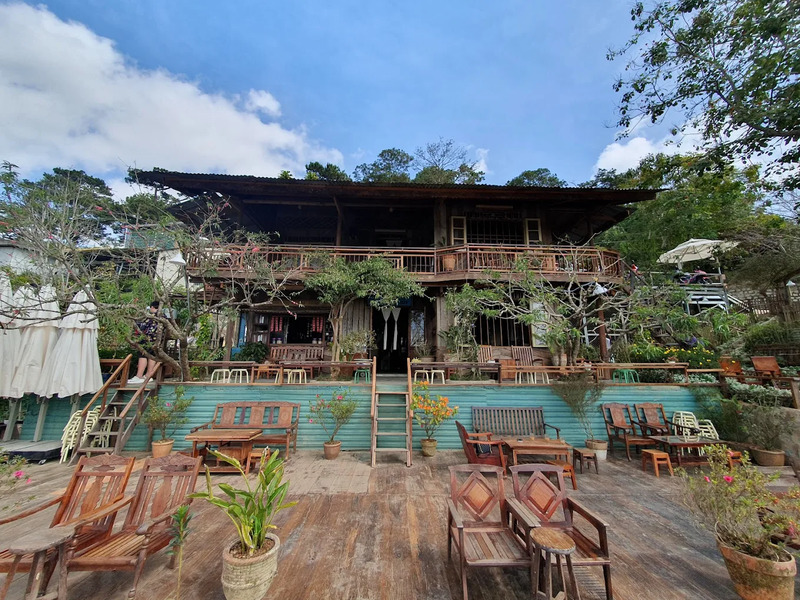 Linh Coffee Shop: Where time stopped in Saigon 1975 9