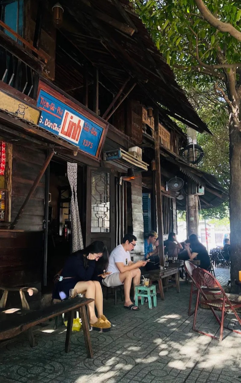 Linh Coffee Shop: Where time stopped in Saigon 1975 14