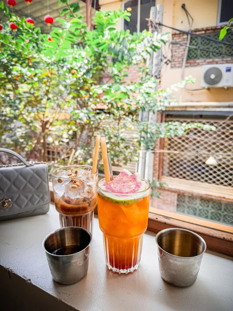 Linh Coffee Shop: Where time stopped in Saigon 1975 16