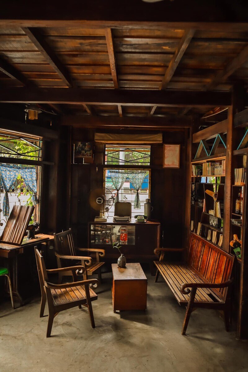 Linh Coffee Shop: Where time stopped in Saigon 1975 3