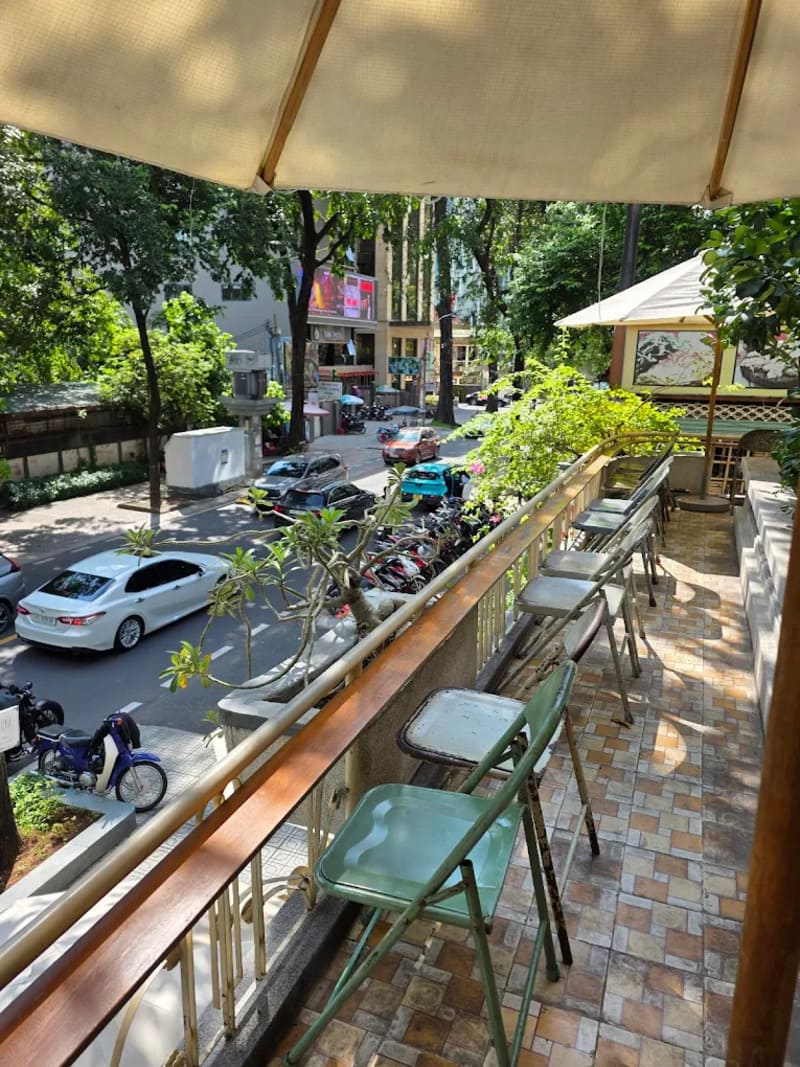 Linh Coffee Shop: Where time stopped in Saigon 1975 7