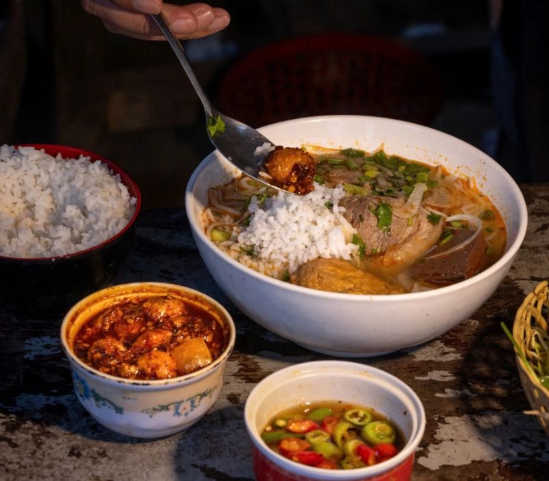 Hue cold rice beef noodle soup: A rustic dish filled with the soul of the ancient capital 2
