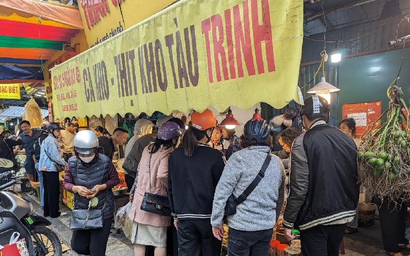 Trinh braised fish at Hang Be market: Traditional dish of ancient Hanoi 2