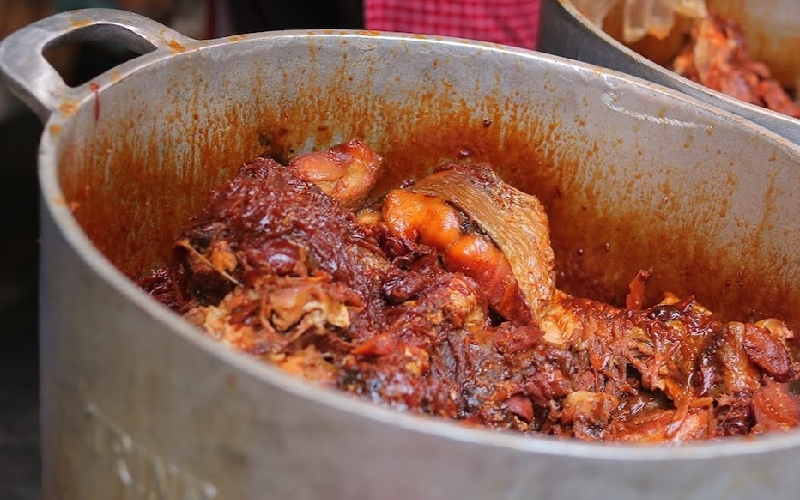 Trinh braised fish at Hang Be market: Traditional dish of ancient Hanoi 3