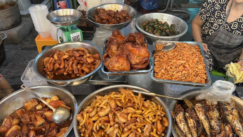 Trinh braised fish at Hang Be market: Traditional dish of ancient Hanoi 7