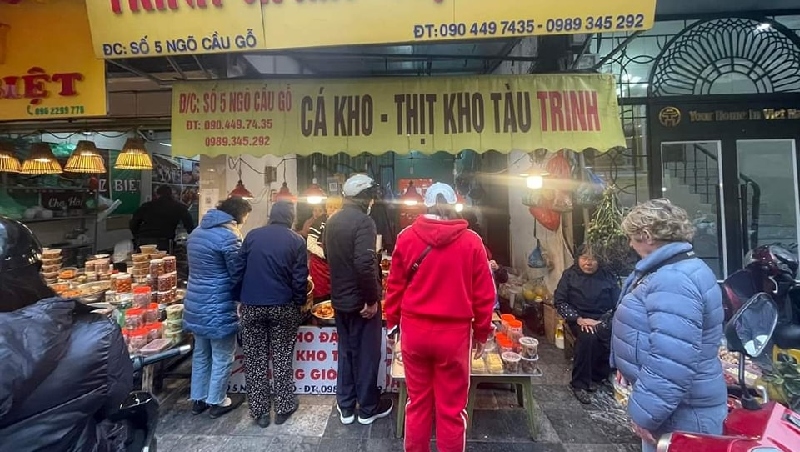 Trinh braised fish at Hang Be market: Traditional dish of ancient Hanoi 8