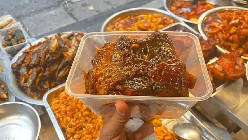 Trinh braised fish at Hang Be market: Traditional dish of ancient Hanoi 10