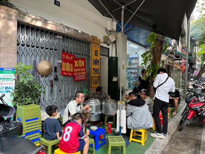 Xoi 74 Bat Su: Delicious sticky rice restaurant for 40 years in the heart of Hanoi's Old Quarter 2