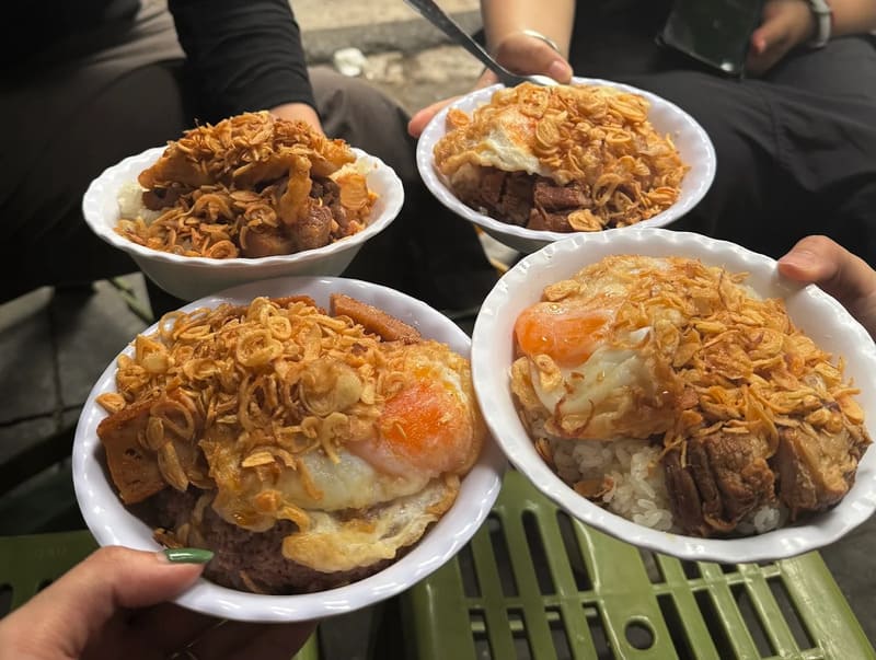 Xoi 74 Bat Su: Delicious sticky rice restaurant for 40 years in the heart of Hanoi's Old Quarter 3