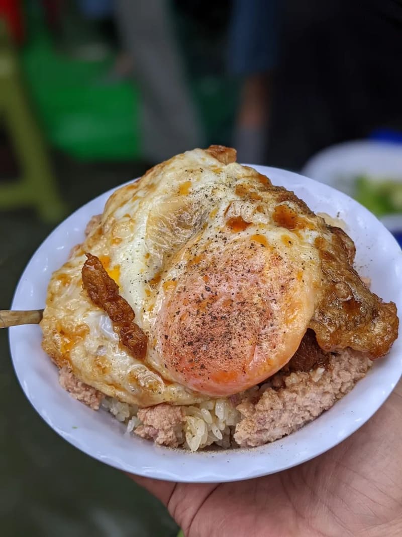 Xoi 74 Bat Su: Delicious sticky rice restaurant for 40 years in the heart of Hanoi's Old Quarter 8