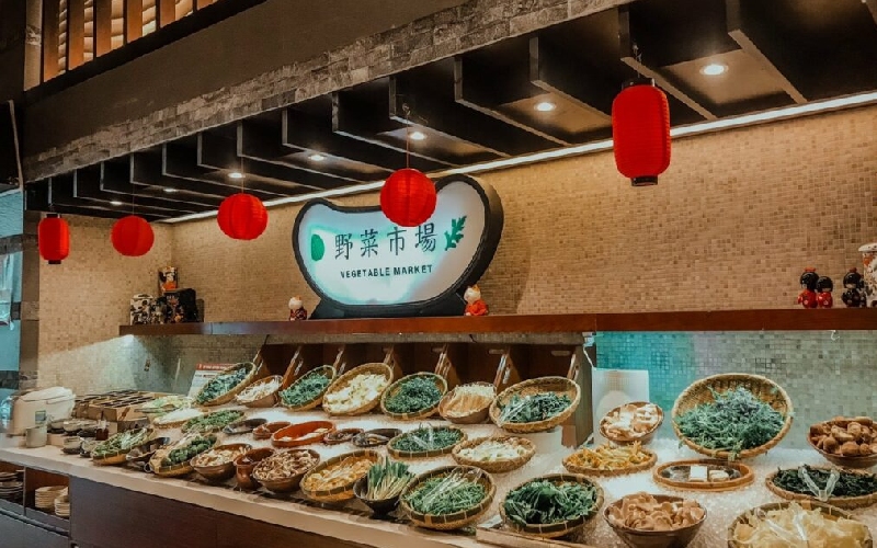 Sukiyaki Hot Pot: The essence of Japanese cuisine in each tender slice of beef 9